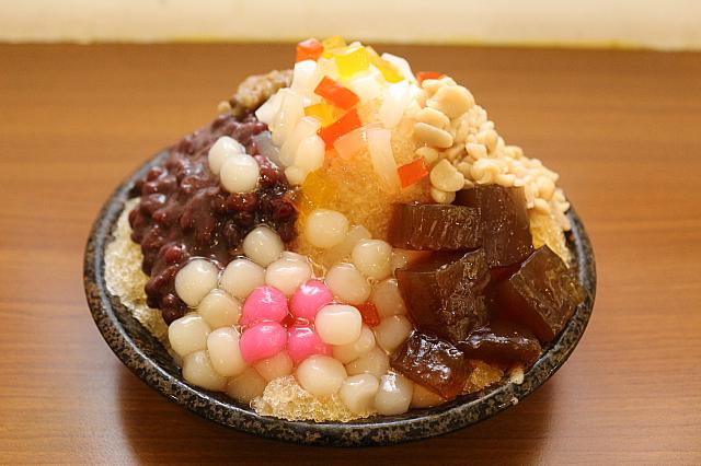 今にもこぼれ落ちそうなほどのトッピング！