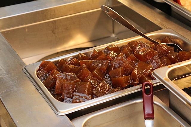 こちらが店主さんおすすめの黑糖粉粿(黒糖ゼリー)