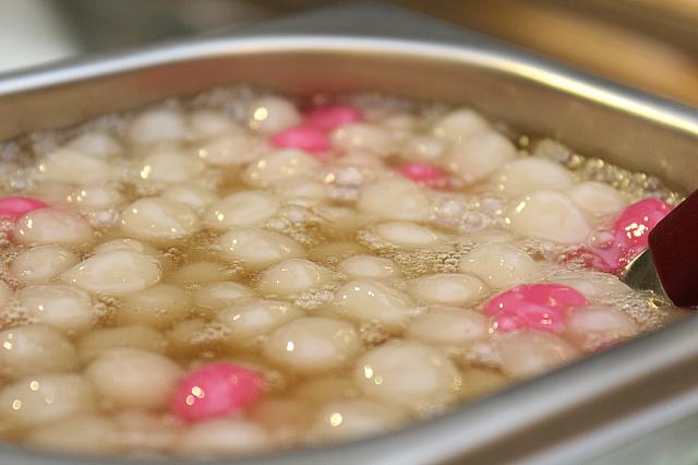 湯圓(白玉団子)。ピンク色のものもあります！☆