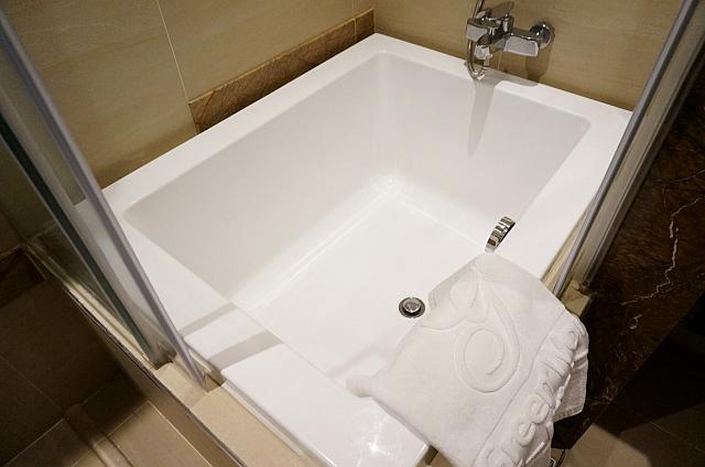 バスタブは少し小さめの正方形