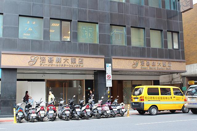 外観は近くでみるとシンプルなので通り過ぎに注意