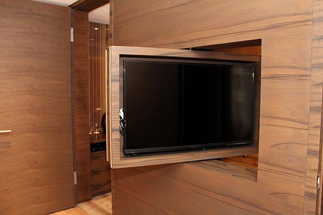 テレビは回転式で両側から見ることができます