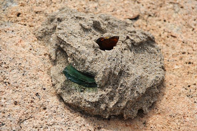 ほら、ガラスの破片もまだ残っているんです