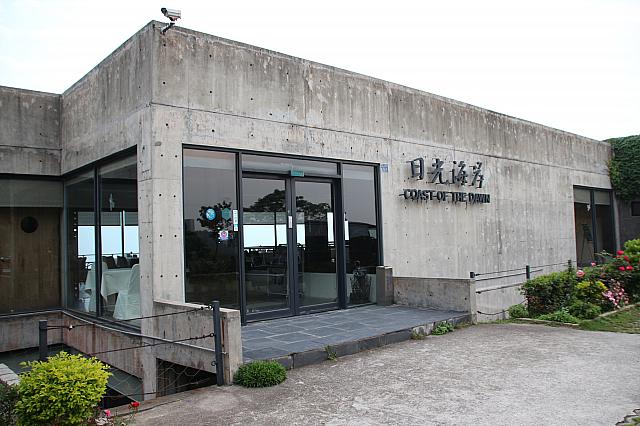 1階と地下1階の2階建です