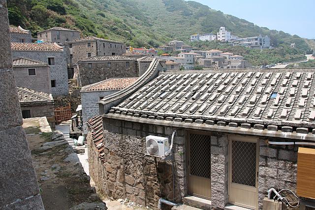 このように景色はいいのですが、入口の通路は崖のよう（画像左の方）
