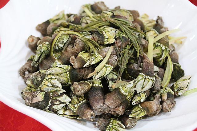 こちらでは佛手というのですが、岩にくっついている日本だと亀の手です、一度食べたらちょっとやみ付きになる味ですよ