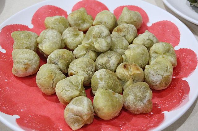 地瓜餃
モチモチの馬祖スイーツ。ピーナッツ粉や紅糖、ゴマに五香粉やラードで味付けをした餡をサツマイモと小麦粉を混ぜた皮で包んで揚げています。美味
