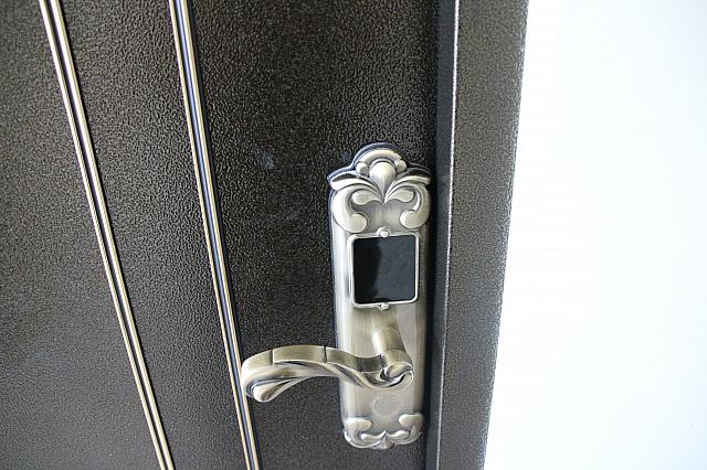 ドアノブの上のところにかざすと開きます