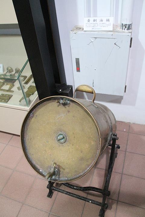 貴重な油を保管していたドラム