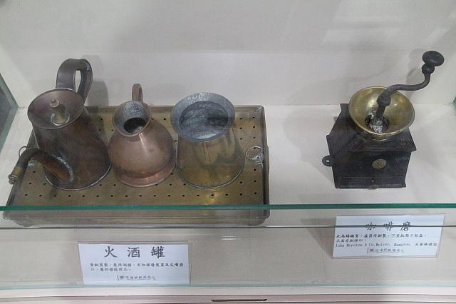 お酒を温めていたものとコーヒーミル