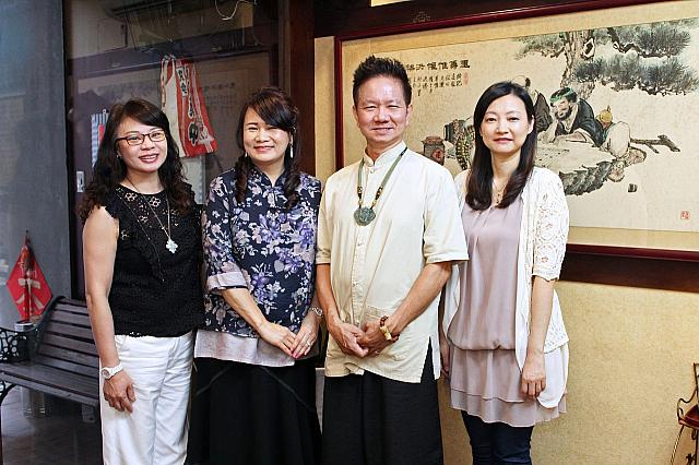 陳先生夫妻（中央）と通訳スタッフの方