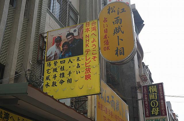 黄色い看板が目印です。