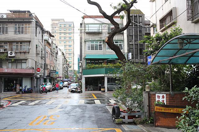 お店を背にして前の道路の左側