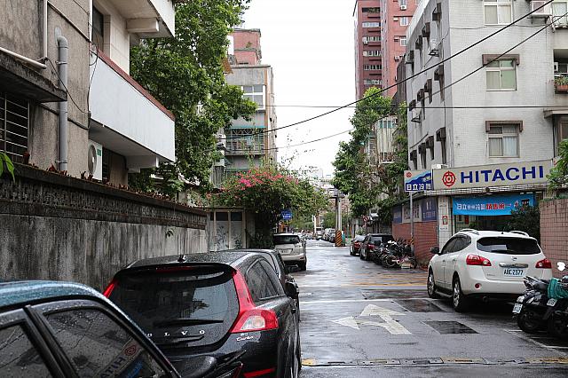 お店を背にして前の道路の右側