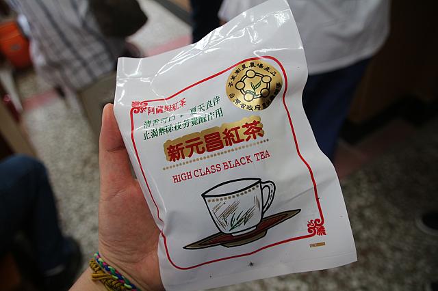 これ1袋25元、花蓮で有名な鋼管紅茶はこの茶葉、このパックだそうです！
