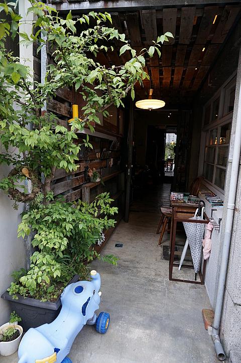 隣のアパートとの間の通路が入口。民家？ってな感じです…