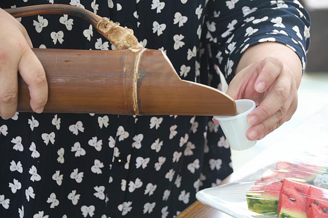 竹筒から注がれるのは小米酒