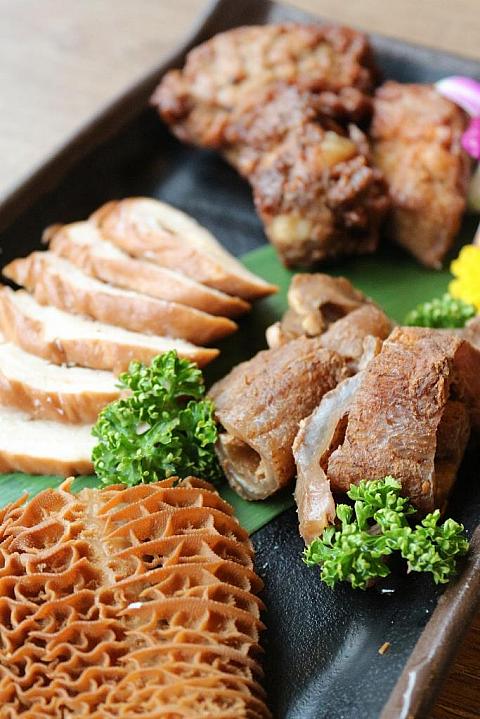 綜合滷味　煮込みミックス(自家製豚リブ唐揚げ、モツ・ハチノス・牛肉と牛スジ)