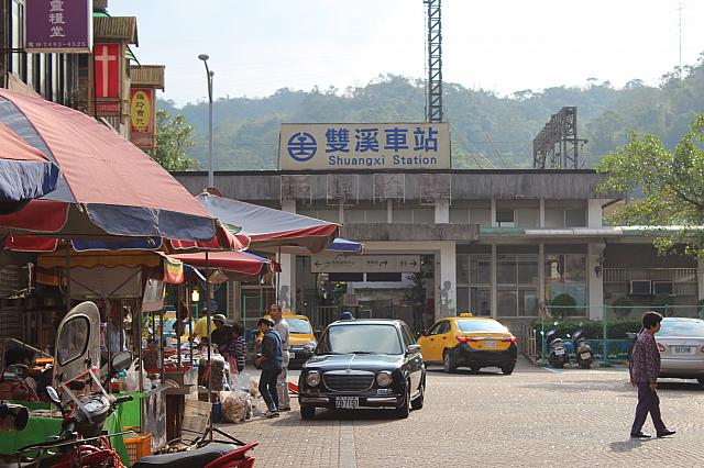 台鐵「雙溪」駅前の朝市も楽しいですよ～