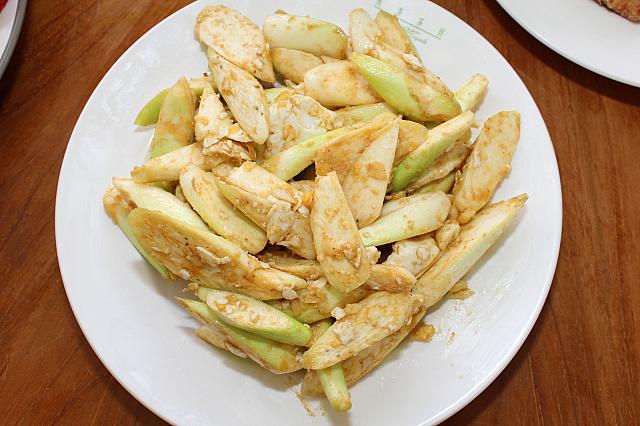 【金沙茭白筍】鹹蛋（塩漬けたまご）とマコモダケを炒めたもの。シャキシャキの食感と絶妙な塩加減がサイコーです