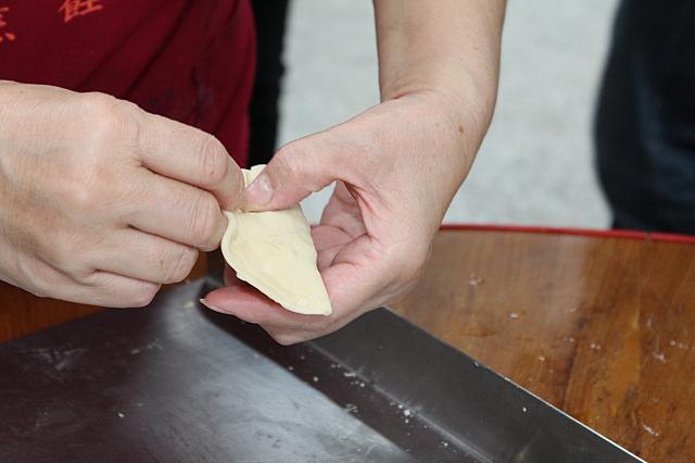 ⑬蛤蜊餃子のように縁をねじねじする