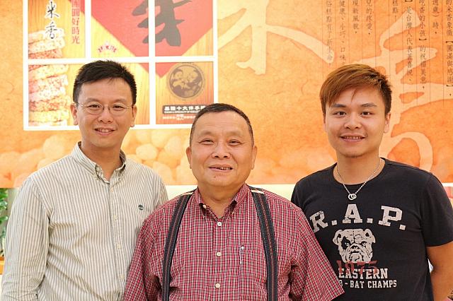 オーナーと共に店を切り盛りする簡兄弟