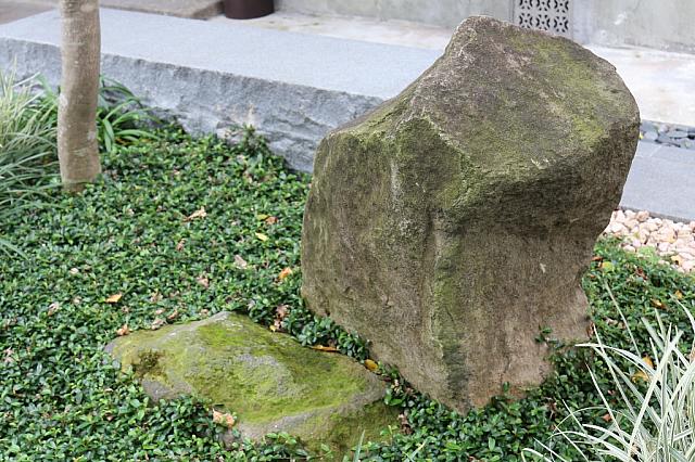建築当初より庭にあった石も多数残されています。じっとココで時代の移り変わりを見守ってきたんですね…
