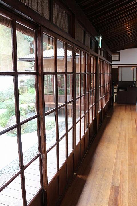 歴史に想いを馳せつつ廊下をぐるりと回ってテーブル席へ