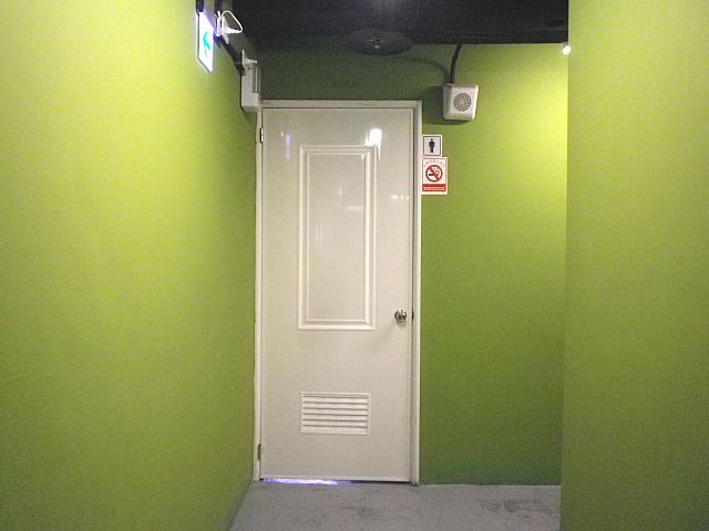 トイレはフロントの側です