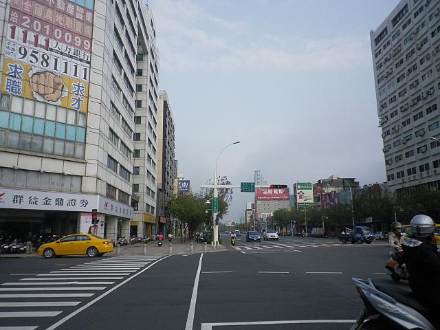 高雄のメインストリート中山路と