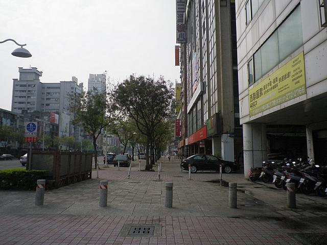 中山路沿いにあります