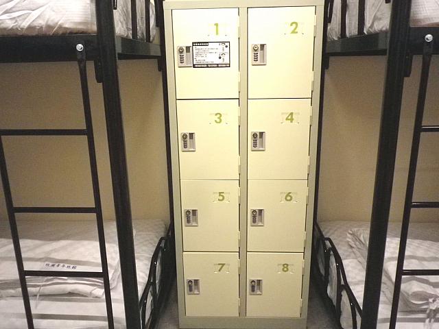 8人部屋はベッドとベッドの間に貴重品ロッカーとなっています。