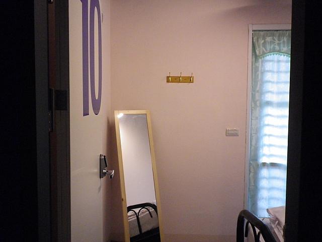 お部屋には、大きな鏡と