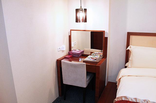 化粧台にもなるデスク