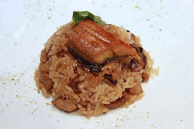 和風蒲燒鰻魚飯　豚肉、桜えび、しいたけが入っていて豪華な油飯のよう！うなぎは柔らかく美味。上のパクチーが何とも台湾らしい♪