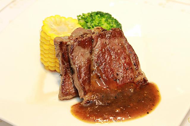 普羅旺斯牛小排　黒胡椒ソースが台湾らしい。ピリっと胡椒が効いて、食が進むー！