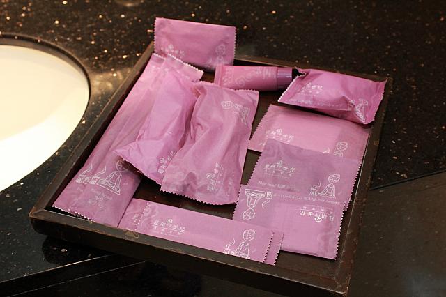 歯ブラシ、くし、ゴム、シャワーキャップ、洗顔フォーム、コットン、糸ようじ、やすり、かみそり、サニタリーバッグ