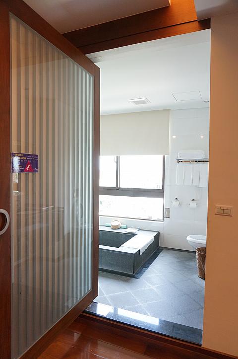 重厚な扉の先には…