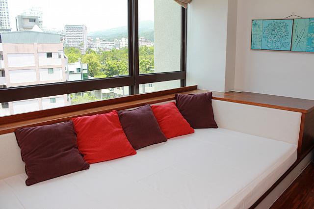 窓ぎわのソファー。これがソファーベッドになります！