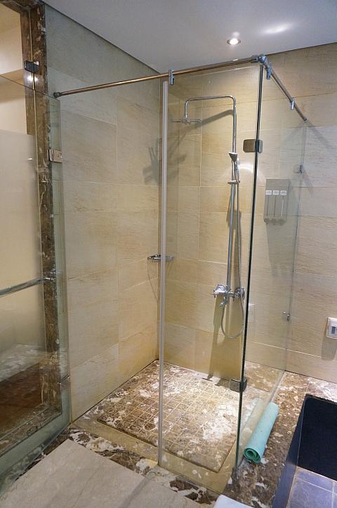 シャワーブース