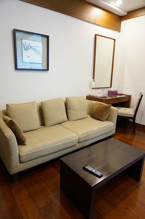 リビングコーナーにはソファー