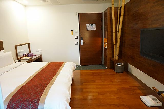 ベッドの足元から壁までの距離が広く、スーツケースも余裕で広げられます