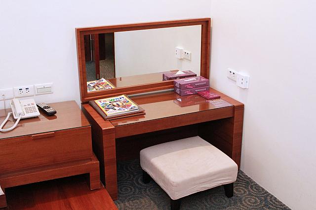 背の低い椅子とテーブル