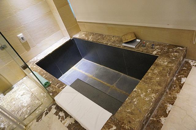 浴槽は深いのでステップ付き！