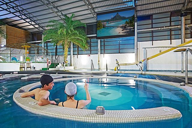 夜は映画鑑賞もできちゃいます<br>写真提供：冠翔世紀溫泉會館