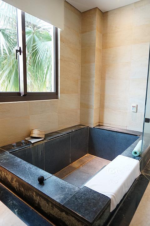 浴槽は深くて広い！