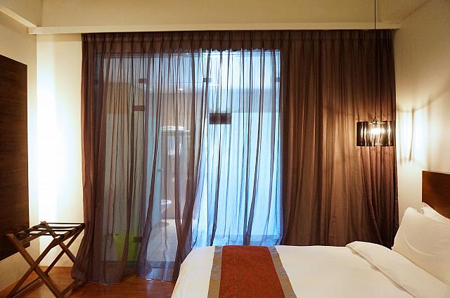 透け感のあるカーテンでくぎることも可能