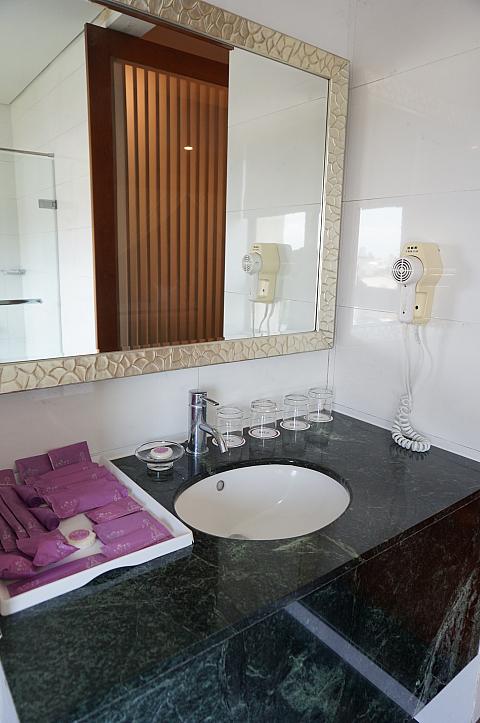 鏡が岩湯タイプよりも大きい！