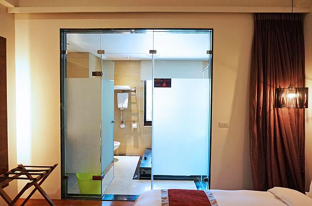 浴室とベッドルームはすりガラスだけかと思いきや…