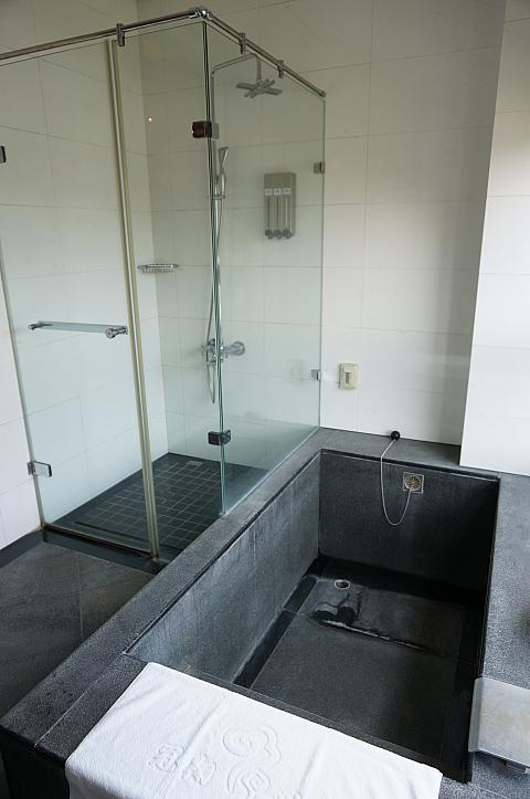 壁は白色、浴槽やシャワーブースは黒を使用